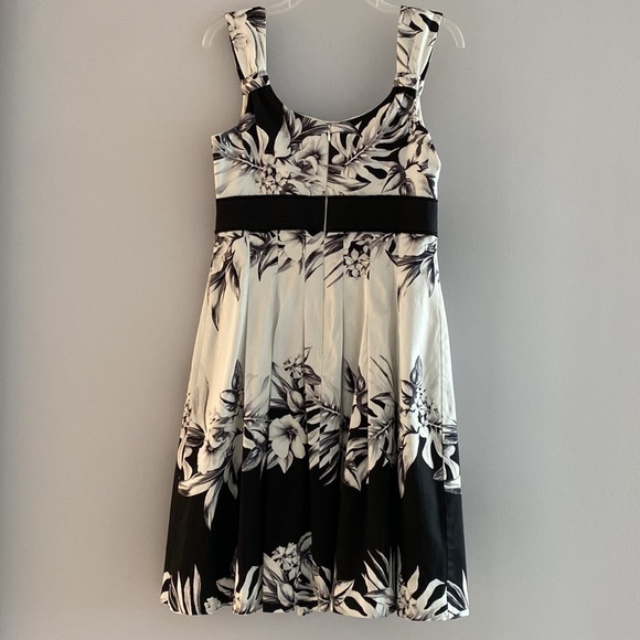 White House Black Market black and white floral dress. Pleated style. Size 8
Ch - Picture 3 of 13